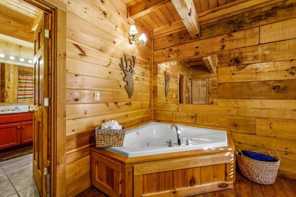 Charming Cabin W/ Hot Tub, Game Room, Top Location 비둘기 포지 외부 사진